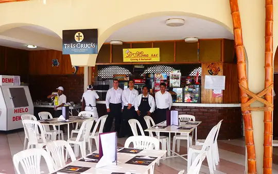 Comedor atendido por el equipo de D'Mona